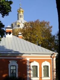 Kommandantenhaus mit Kuppel der Kathedrale