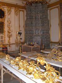 Goldener Saal, restaurierte Leuchter und Kachelofen