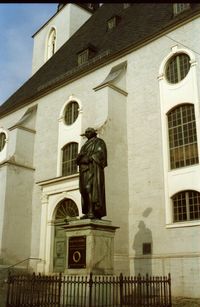 Herder-Denkmal vor Herderkirche